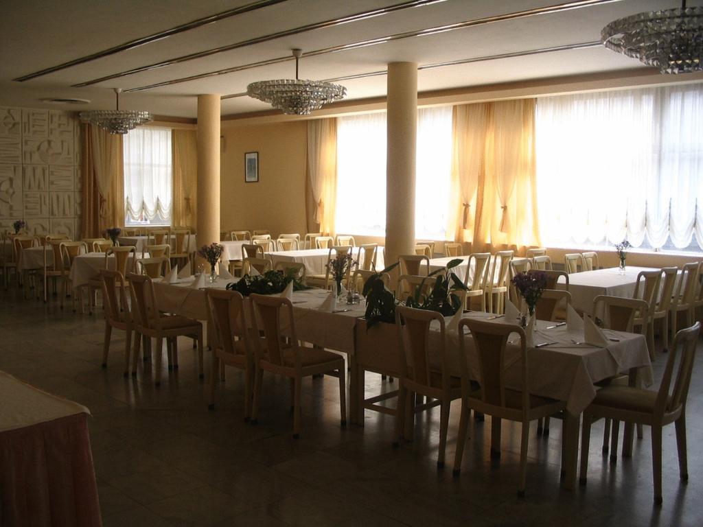 Ambasador Hotel Ni Restaurant bilde